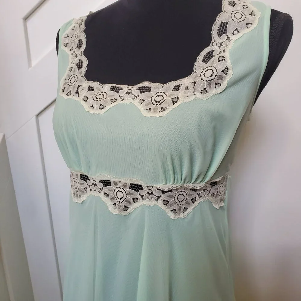 Vintage mint green lace trimmed night gown